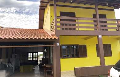 Imagem: A casa possui 5 Dormitórios, 3 Banheiros, 3 Vagas na garagem