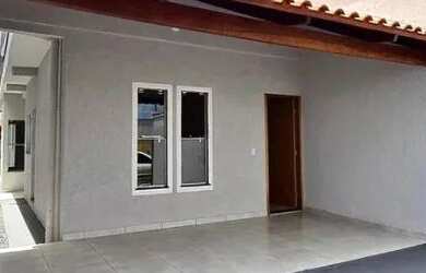 Imagem: A casa possui 3 Dormitórios, 2 Banheiros, 2 Vagas na garagem