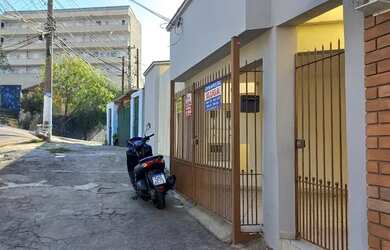 Imagem: A casa possui 2 Dormitórios, 2 Banheiros, 1 Vaga na garagem