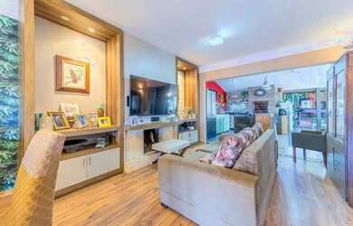 Imagem: A casa possui 3 Dormitórios, 3 Banheiros, 2 Vagas na garagem