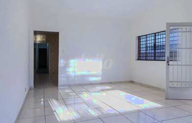 Imagem: A casa possui 2 Dormitórios, 2 Banheiros, 2 Vagas na garagem