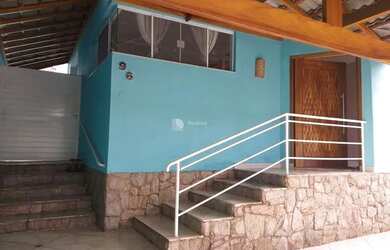 Imagem: A casa possui 3 Dormitórios, 2 Banheiros, 2 Vagas na garagem