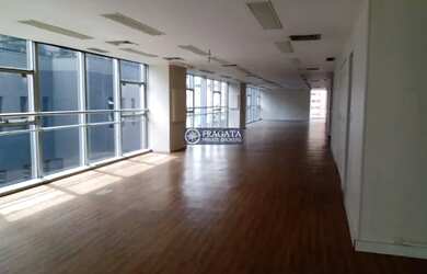 Imagem: O depósito possui 2 Vagas na garagem e 165m² de Área e está