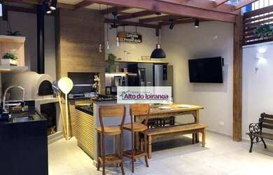 Imagem: A casa possui 3 Dormitórios, 4 Banheiros, 3 Vagas na garagem