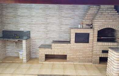 Imagem: A casa possui 3 Dormitórios, 2 Banheiros, 2 Vagas na garagem