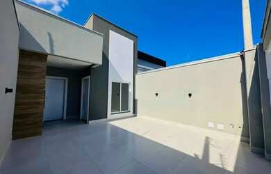 Imagem: A casa possui 2 Dormitórios, 2 Banheiros, 2 Vagas na garagem