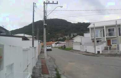 Imagem: A casa possui 3 Dormitórios, 1 Banheiro, 1 Vaga na garagem