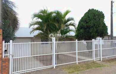 Imagem: A casa possui 3 Dormitórios, 1 Banheiro, 2 Vagas na garagem