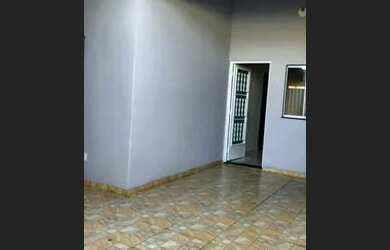Imagem: A casa possui 2 Dormitórios, 1 Banheiro, 3 Vagas na garagem