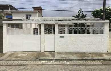 Imagem: A casa possui 3 Dormitórios, 1 Banheiro, 1 Vaga na garagem