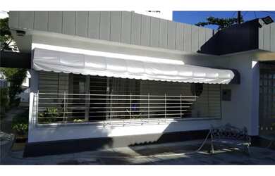 Imagem: A casa possui 4 Dormitórios, 3 Banheiros, 2 Vagas na garagem