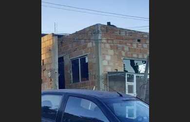 Imagem: A casa possui 3 Dormitórios, 2 Banheiros, 2 Vagas na garagem