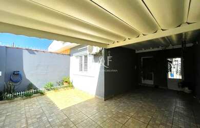 Imagem: A casa possui 4 Dormitórios, 2 Banheiros, 2 Vagas na garagem