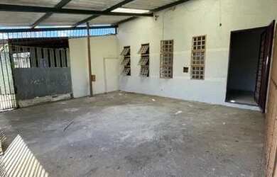 Imagem: A casa possui 4 Dormitórios, 3 Banheiros, 2 Vagas na garagem