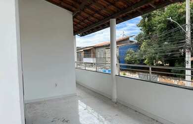 Imagem: A casa possui 3 Dormitórios, 2 Banheiros e 4 Vagas na garagem