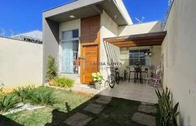 Imagem: A casa possui 3 Dormitórios, 2 Banheiros, 180m² de Área e