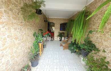 Imagem: A casa possui 4 Dormitórios, 2 Banheiros, 1 Vaga na garagem