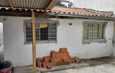 Imagem: A casa possui 2 Dormitórios, 2 Banheiros, 2 Vagas na garagem