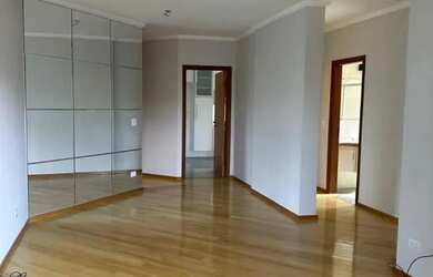 Imagem: O apartamento possui 3 Dormitórios, 1 Banheiro, 2 Vagas na