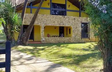 Imagem: A casa possui 5 Dormitórios, Acomodam 20 pessoas e está localizado