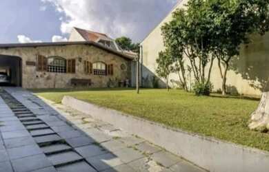 Imagem: A casa possui 3 Dormitórios, 3 Banheiros, 4 Vagas na garagem