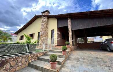 Imagem: A casa possui 5 Dormitórios, 5 Banheiros, 5 Vagas na garagem