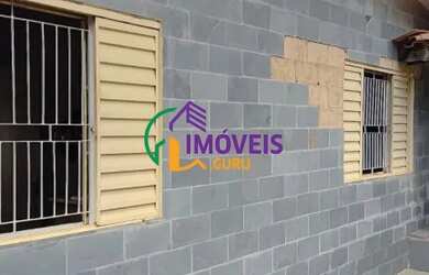 Imagem: A casa possui 3 Dormitórios, 2 Banheiros, 1 Vaga na garagem