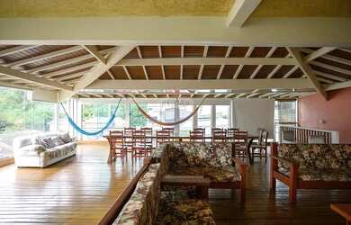 Imagem: A casa possui 5 Dormitórios, 5 Banheiros, 3 Vagas na garagem