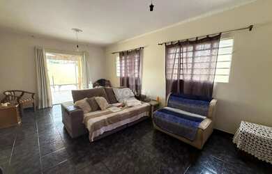 Imagem: A casa possui 3 Dormitórios, 2 Banheiros, 2 Vagas na garagem