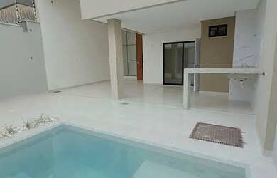 Imagem: A casa possui 3 Dormitórios, 2 Banheiros, 3 Vagas na garagem