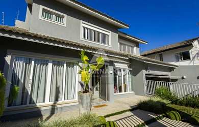 Imagem: A casa possui 3 Dormitórios, 5 Banheiros, 2 Vagas na garagem