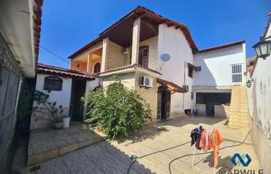 Imagem: A casa possui 3 Dormitórios, 1 Banheiro, 3 Vagas na garagem