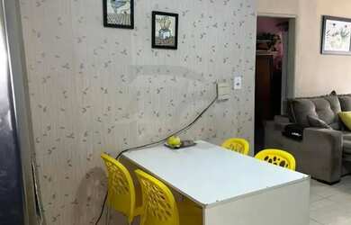 Imagem: A casa possui 3 Dormitórios, 2 Banheiros, 1 Vaga na garagem