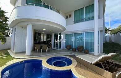 Imagem: A casa possui 4 Dormitórios, 5 Banheiros, 4 Vagas na garagem