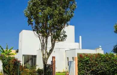 Imagem: A casa possui 4 Dormitórios, Acomodam 12 pessoas e está localizado