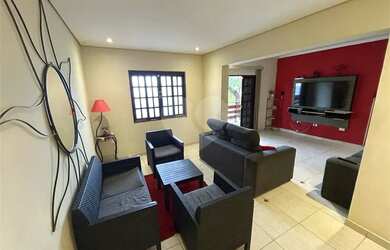 Imagem: A casa possui 3 Dormitórios, 2 Banheiros, 2 Vagas na garagem