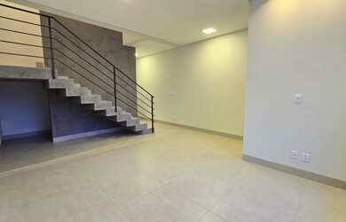 Imagem: A casa possui 3 Dormitórios, 2 Banheiros, 4 Vagas na garagem