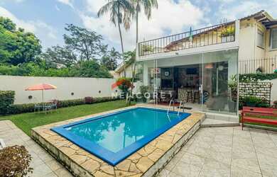 Imagem: A casa possui 5 Dormitórios, 5 Banheiros, 4 Vagas na garagem