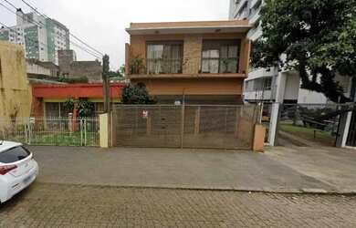 Imagem: A casa possui 3 Dormitórios, 4 Banheiros, 3 Vagas na garagem