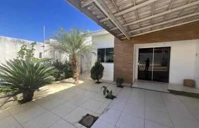 Imagem: A casa possui 2 Dormitórios, 1 Banheiro, 2 Vagas na garagem