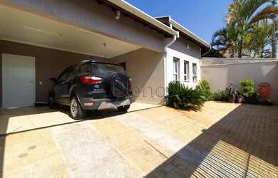 Imagem: A casa possui 3 Dormitórios, 3 Banheiros, 4 Vagas na garagem