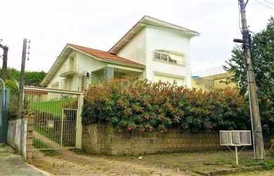 Imagem: A casa possui 3 Dormitórios, 3 Banheiros, 4 Vagas na garagem