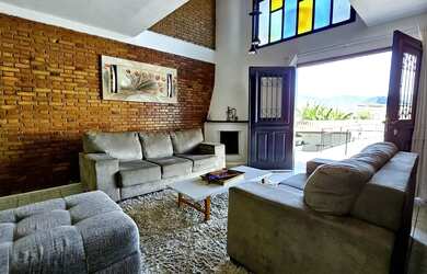 Imagem: A casa possui 3 Dormitórios, 3 Banheiros, 3 Vagas na garagem