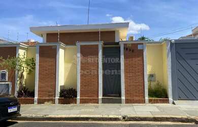 Imagem: A casa possui 4 Dormitórios, 3 Banheiros, 2 Vagas na garagem