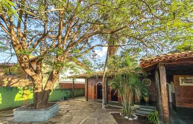 Imagem: A casa possui 3 Dormitórios, 4 Banheiros, 5 Vagas na garagem