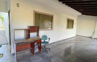 Imagem: A casa possui 3 Dormitórios, 3 Banheiros, 2 Vagas na garagem