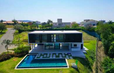 Imagem: A casa em condomínio possui 5 Dormitórios, 5 Banheiros, 4