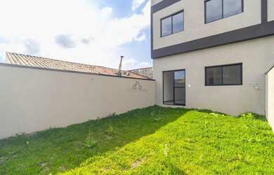 Imagem: A casa possui 3 Dormitórios, 3 Banheiros, 2 Vagas na garagem