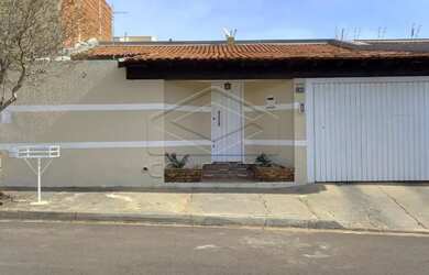 Imagem: A casa possui 3 Dormitórios, 2 Banheiros, 5 Vagas na garagem