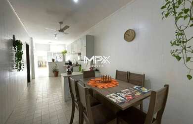 Imagem: A casa possui 3 Dormitórios, 3 Banheiros, 2 Vagas na garagem